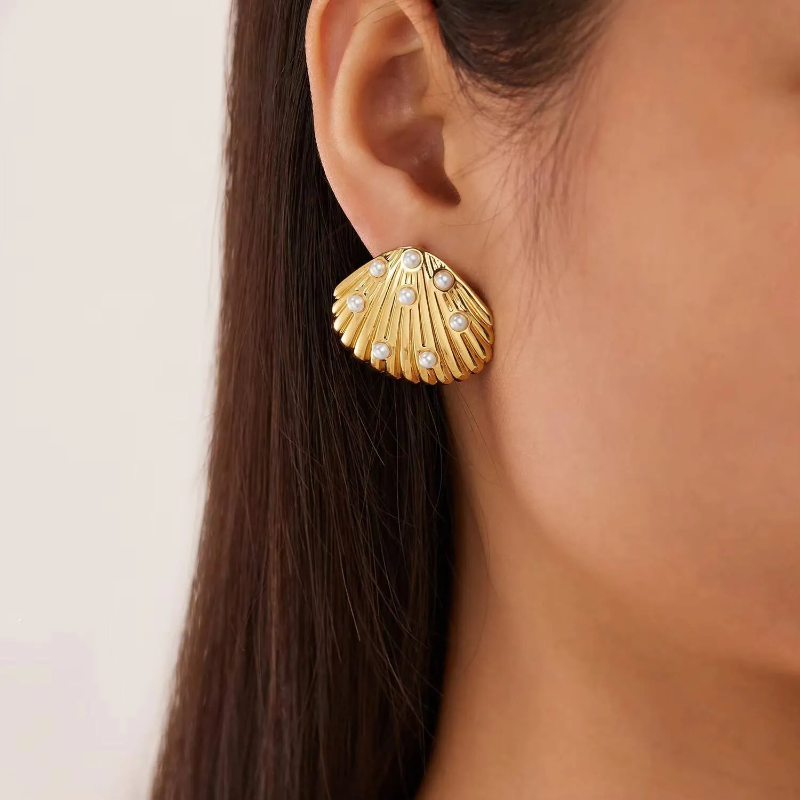  Elegant Shell Pearl Stud Earring